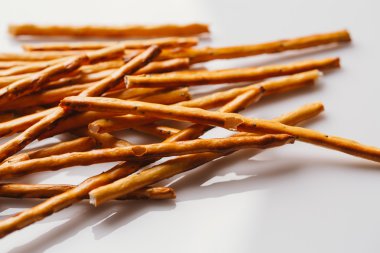 bir haşhaş siyah bir zemin üzerine tatlı tedavi saman.