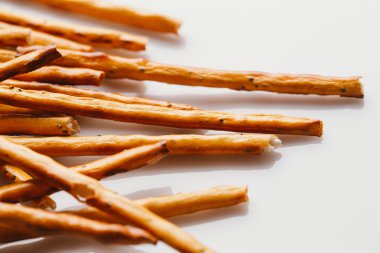 bir haşhaş siyah bir zemin üzerine tatlı tedavi saman.