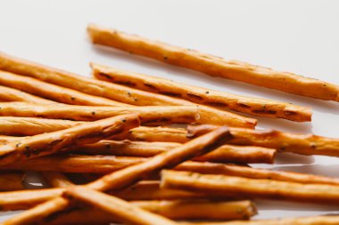 bir haşhaş siyah bir zemin üzerine tatlı tedavi saman.