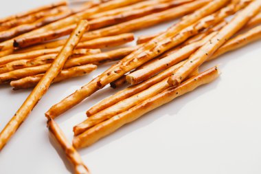 bir haşhaş siyah bir zemin üzerine tatlı tedavi saman.