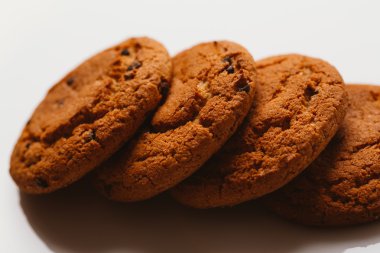 Beyaz arka plan yakın çekim çikolata taze kurabiye