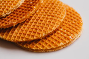 Beyaz arka plan yakın çekim üzerinde karamelli kurabiye ile taze gözleme