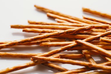 bir haşhaş siyah bir zemin üzerine tatlı tedavi saman.