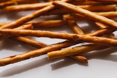 bir haşhaş siyah bir zemin üzerine tatlı tedavi saman.