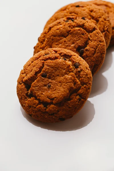 Frische Kekse mit Schokolade auf weißem Hintergrund Nahaufnahme — Stockfoto