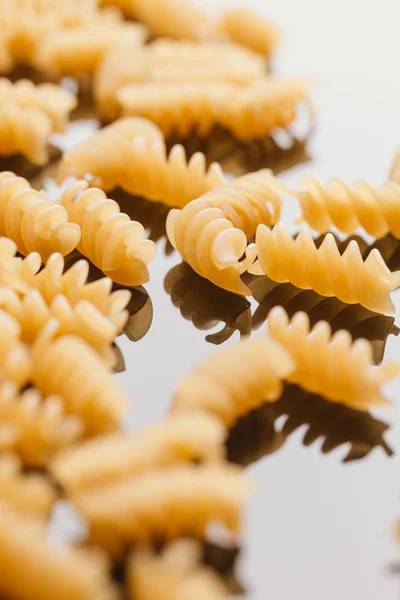 Pasta secca italiana su fondo a specchio scuro — Foto Stock