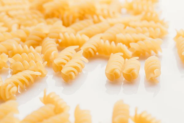 Droge Italiaanse pasta op een witte achtergrond — Stockfoto