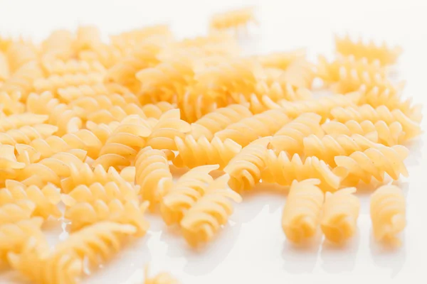 Pastas italianas secas sobre fondo blanco — Foto de Stock