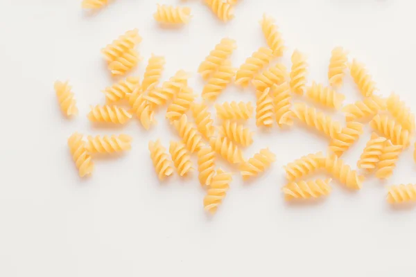 Pastas italianas secas sobre fondo blanco — Foto de Stock