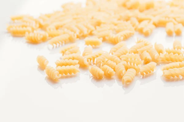 Droge Italiaanse pasta op een witte achtergrond — Stockfoto