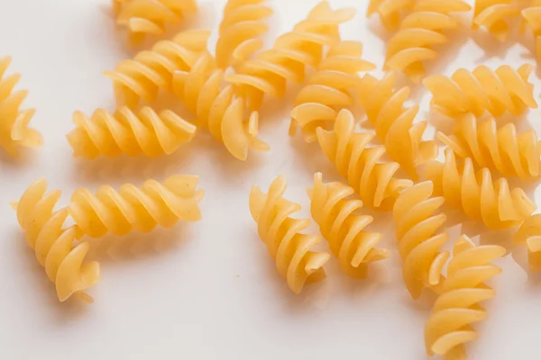 Trockene italienische Pasta auf weißem Hintergrund — Stockfoto