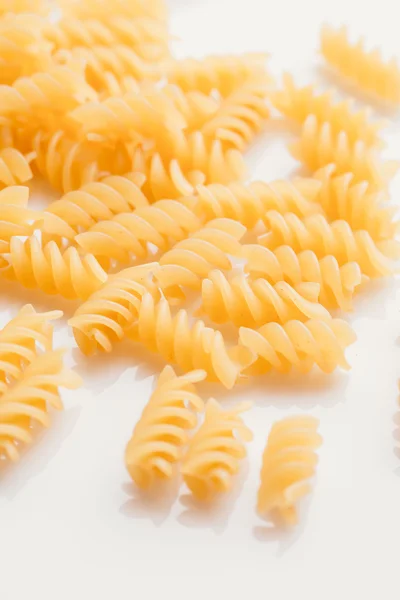 Pastas italianas secas sobre fondo blanco — Foto de Stock