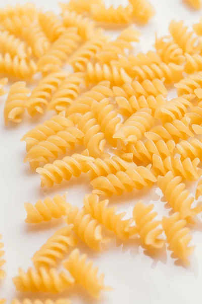 Suché italské těstoviny na bílém pozadí — Stock fotografie