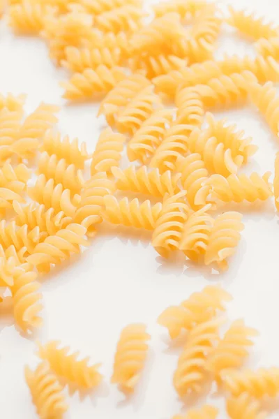 Droge Italiaanse pasta op een witte achtergrond — Stockfoto