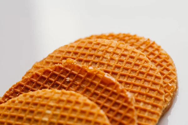 Frische Waffeln mit Karamellkeksen auf weißem Hintergrund Nahaufnahme — Stockfoto