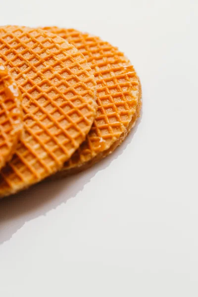 Frische Waffeln mit Karamellkeksen auf weißem Hintergrund Nahaufnahme — Stockfoto