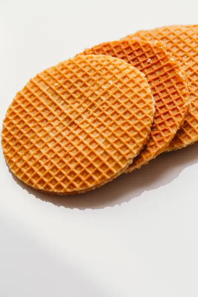 Frische Waffeln mit Karamellkeksen auf weißem Hintergrund Nahaufnahme — Stockfoto