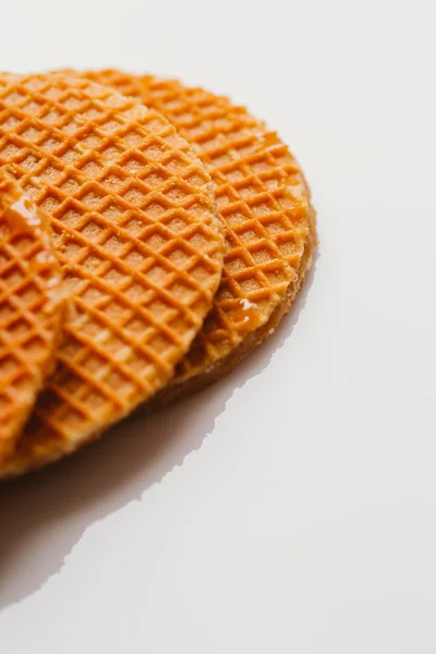 Frische Waffeln mit Karamellkeksen auf weißem Hintergrund. — Stockfoto