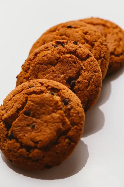 Frische Kekse mit Schokolade auf weißem Hintergrund Nahaufnahme — Stockfoto