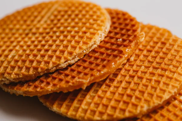 Frische Waffeln mit Karamellkeksen auf weißem Hintergrund Nahaufnahme — Stockfoto