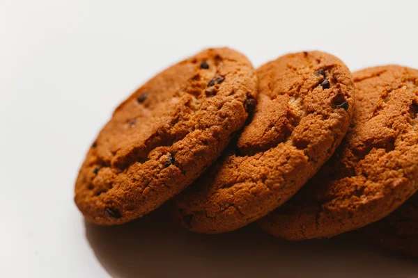 Frische Kekse mit Schokolade auf weißem Hintergrund Nahaufnahme — Stockfoto