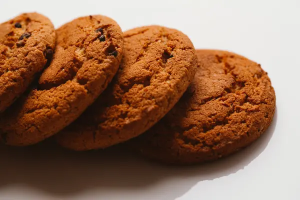 Biscuits frais au chocolat sur fond blanc close-up — Photo