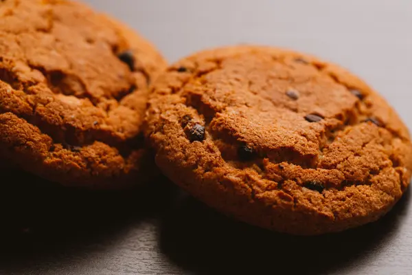 Fresh cookies with chocolate on a dark background — Stock Photo, Image