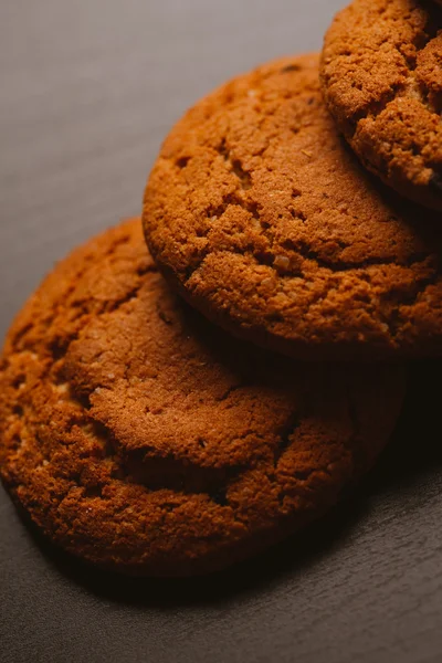 Biscuits frais au chocolat sur fond sombre — Photo