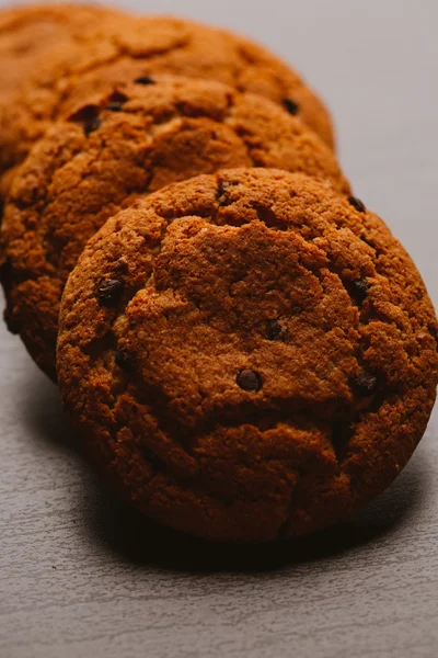 Biscuits frais au chocolat sur fond sombre — Photo