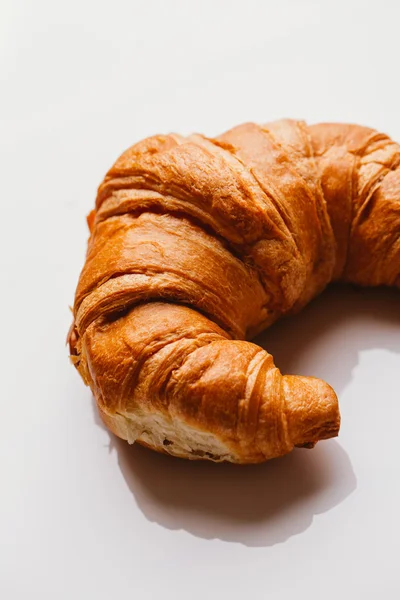 Frisches Croissant aus dem Blätterteig auf weißem Hintergrund — Stockfoto