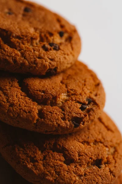Biscuits frais au chocolat sur fond blanc close-up — Photo