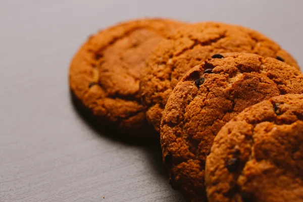 暗い背景にチョコレートと新鮮なクッキー — ストック写真