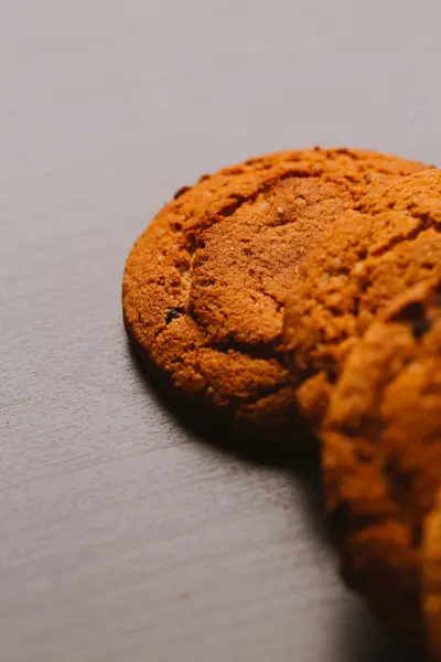 Frische Kekse mit Schokolade auf dunklem Hintergrund — Stockfoto