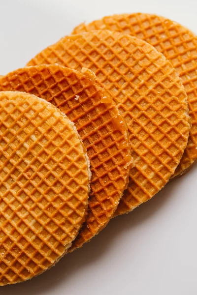 Frische Waffeln mit Karamellkeksen auf weißem Hintergrund — Stockfoto