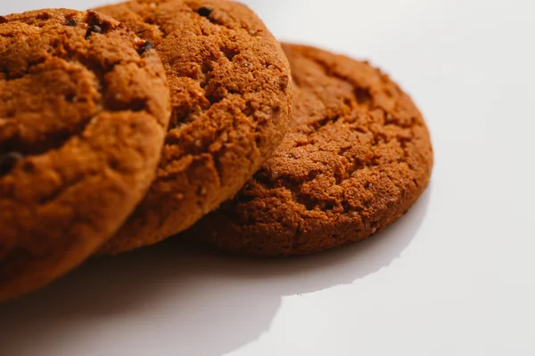 Frische Kekse mit Schokolade auf weißem Hintergrund Nahaufnahme — Stockfoto