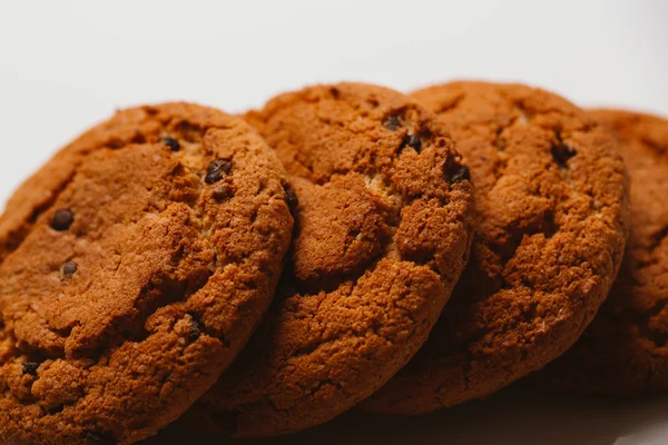 Frische Kekse mit Schokolade auf weißem Hintergrund Nahaufnahme — Stockfoto