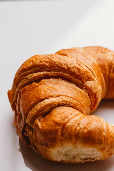 Frisches Croissant aus dem Blätterteig auf weißem Hintergrund — Stockfoto