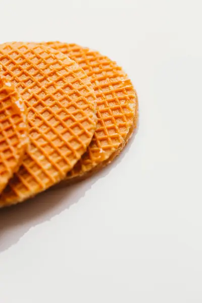 Frische Waffeln mit Karamellkeksen auf weißem Hintergrund Nahaufnahme — Stockfoto