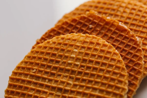 Čerstvé vafle s karamelové sušenky na bílém pozadí detail — Stock fotografie