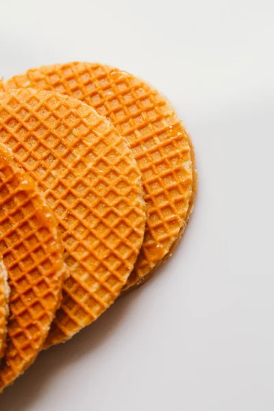 Frische Waffeln mit Karamellkeksen auf weißem Hintergrund — Stockfoto