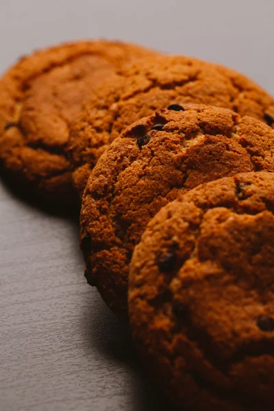 Frische Kekse mit Schokolade auf dunklem Hintergrund — Stockfoto