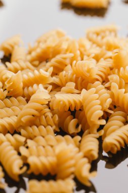 Karanlık ayna arka plan üzerinde kuru makarna çeşitleri