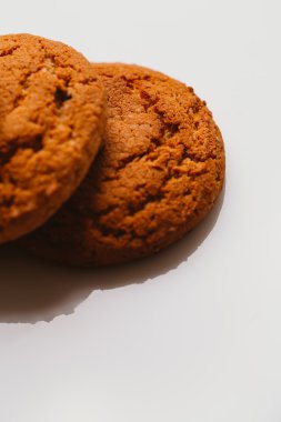 Beyaz arka plan yakın çekim çikolata taze kurabiye