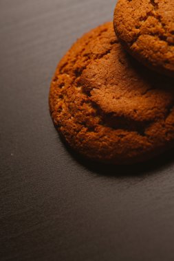 Çikolata koyu arka plan üzerinde taze kurabiye