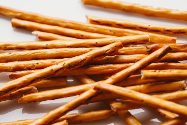 bir haşhaş siyah bir zemin üzerine tatlı tedavi saman.