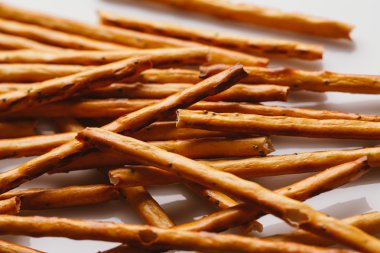 bir haşhaş siyah bir zemin üzerine tatlı tedavi saman.