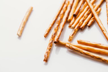 bir haşhaş siyah bir zemin üzerine tatlı tedavi saman.