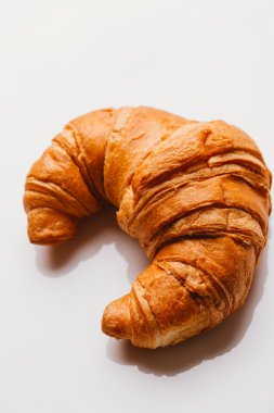 puf böreği beyaz zemin üzerine gelen taze kruvasan