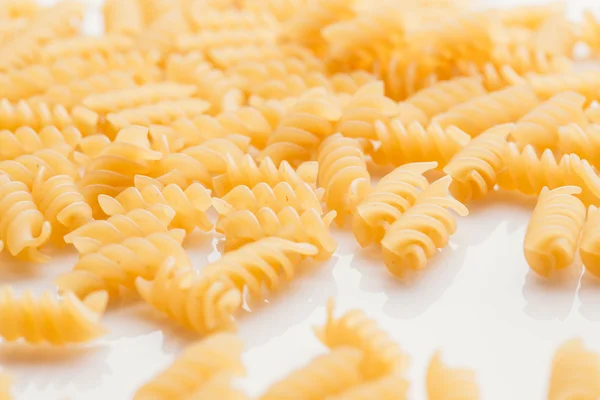 Trockene italienische Pasta auf weißem Hintergrund — Stockfoto