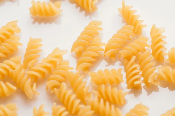 Pastas italianas secas sobre fondo blanco — Foto de Stock